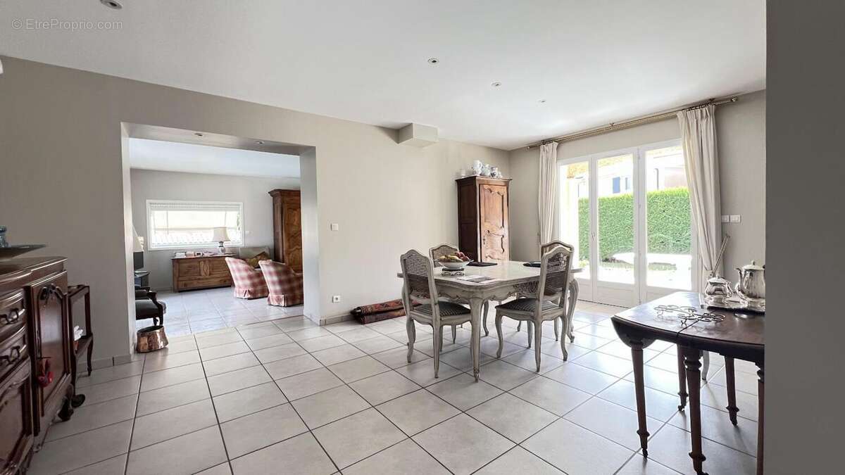 Maison 170 m² à La Tour-De-Salvagny  - photo 9