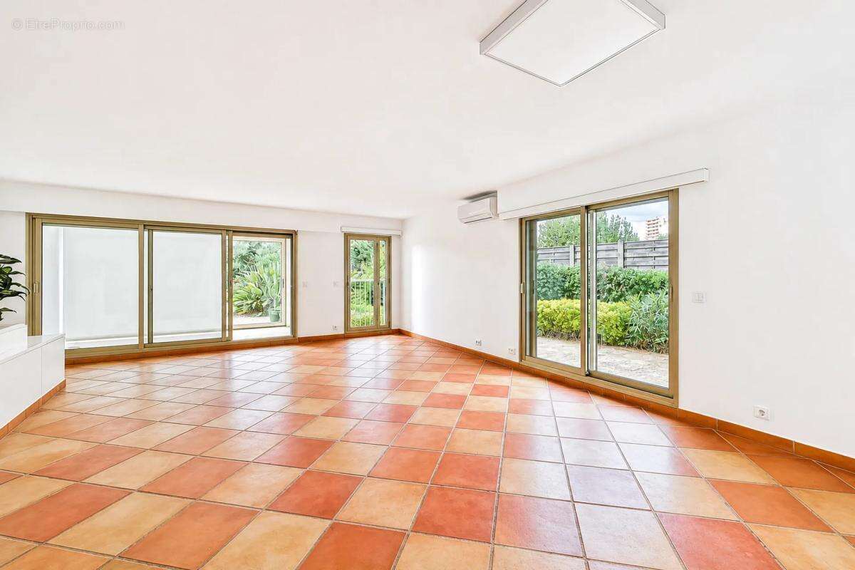 Bien rare à Antibes : appartement-villa avec jardin privé - photo 16
