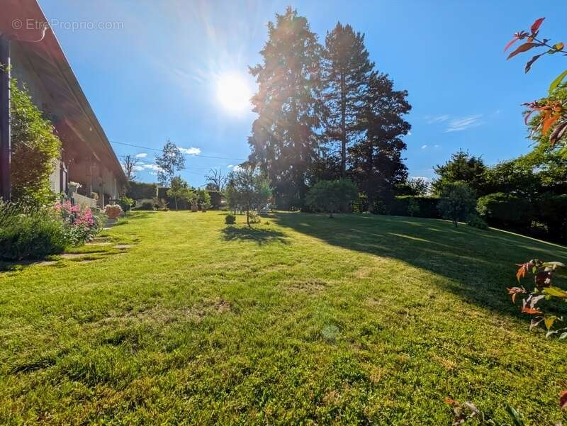 À vendre 8 pièces CERCIER (74) Authentique corps de ferme de caractère entièrement rénové avec piscine et vaste terrain arboré - photo 11
