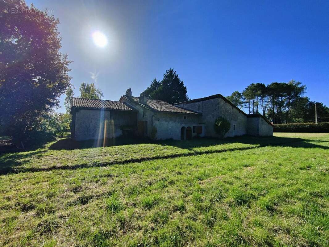 Maison à SAINT-MORILLON