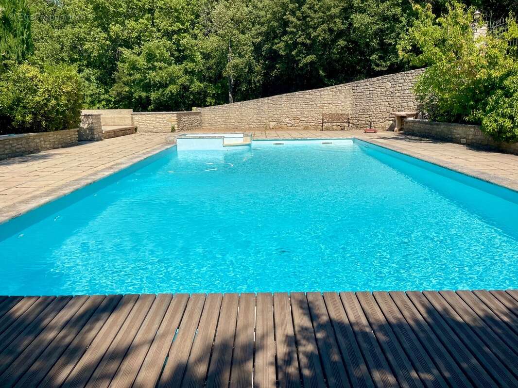 À vendre – Maison avec piscine et grand terrain arboré à Saignon (84400) - photo 23