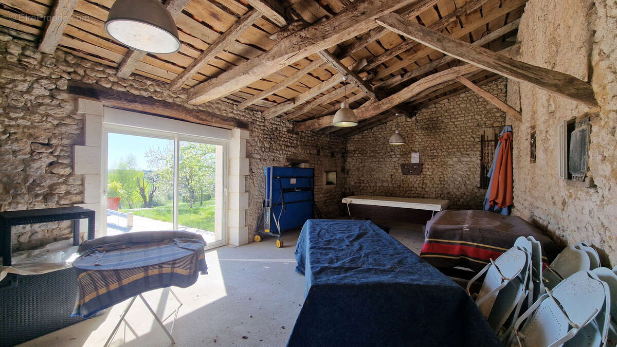 Maison à MONTMOREAU-SAINT-CYBARD