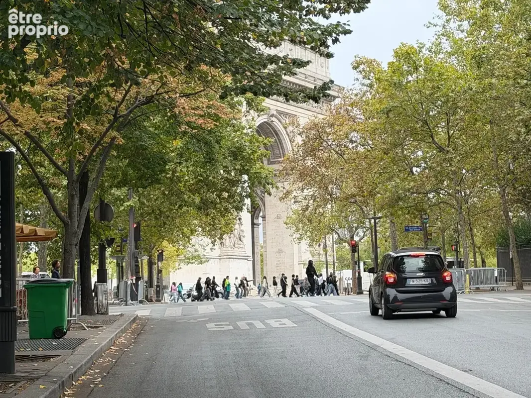 A proximité de la place de l'etoile,appartement de standing de 91,03 m2 de 4 pièces au 5 éme étage avec ascens - photo 2