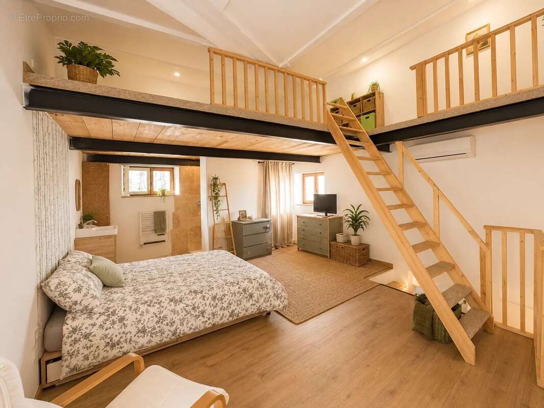 Appartement à REGUSSE