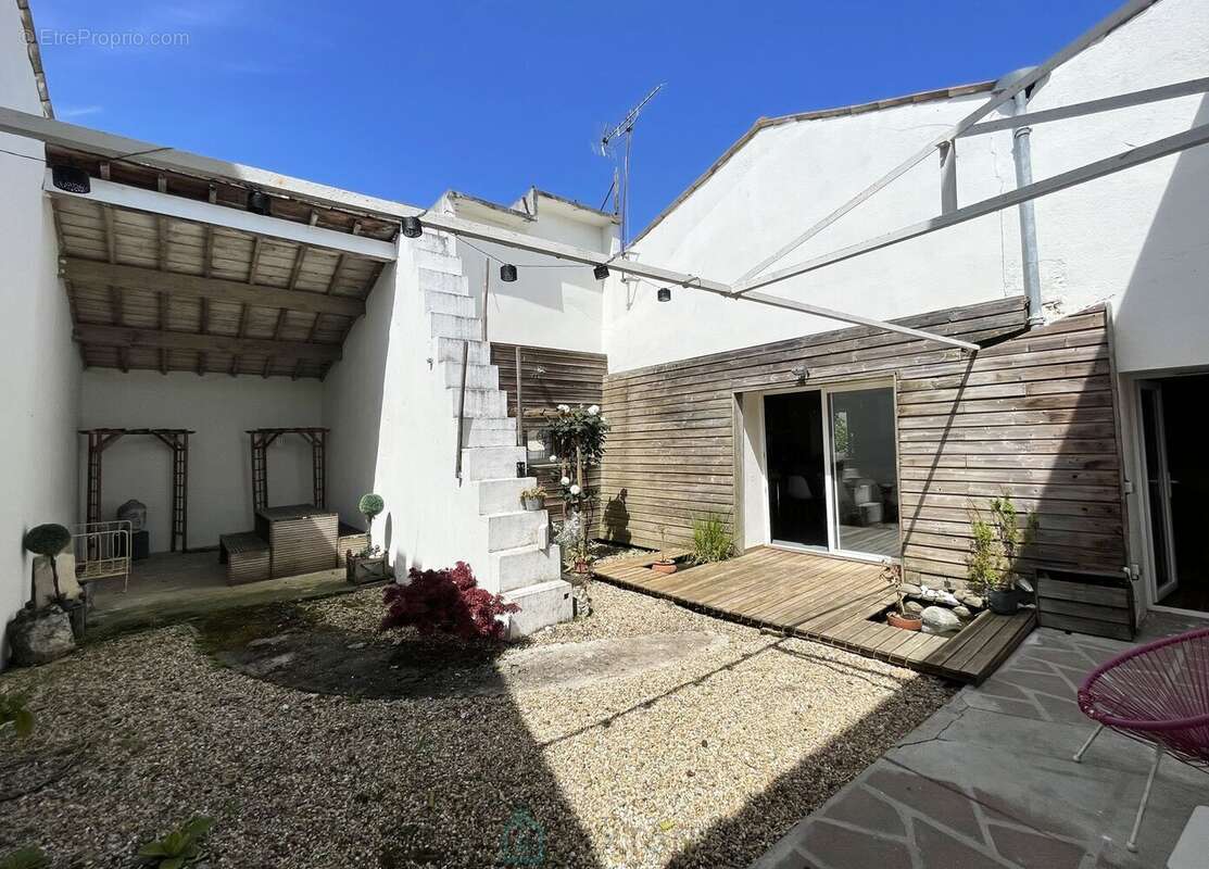 Belle propriété de 325² avec jardin de 3 660m² et dépendances - photo 7