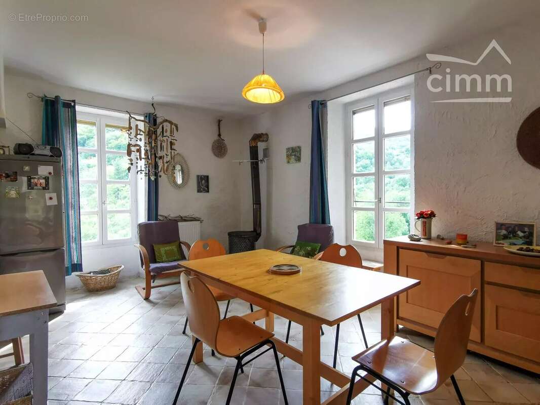 Mas sur 4hec avec rivière, jardin, piscine et dépendance à rénover - photo 4