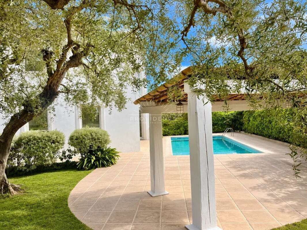 Le Cannet Europe - Villa 266 m², 5 chambres, piscine, jardin plat et vue mer - photo 2