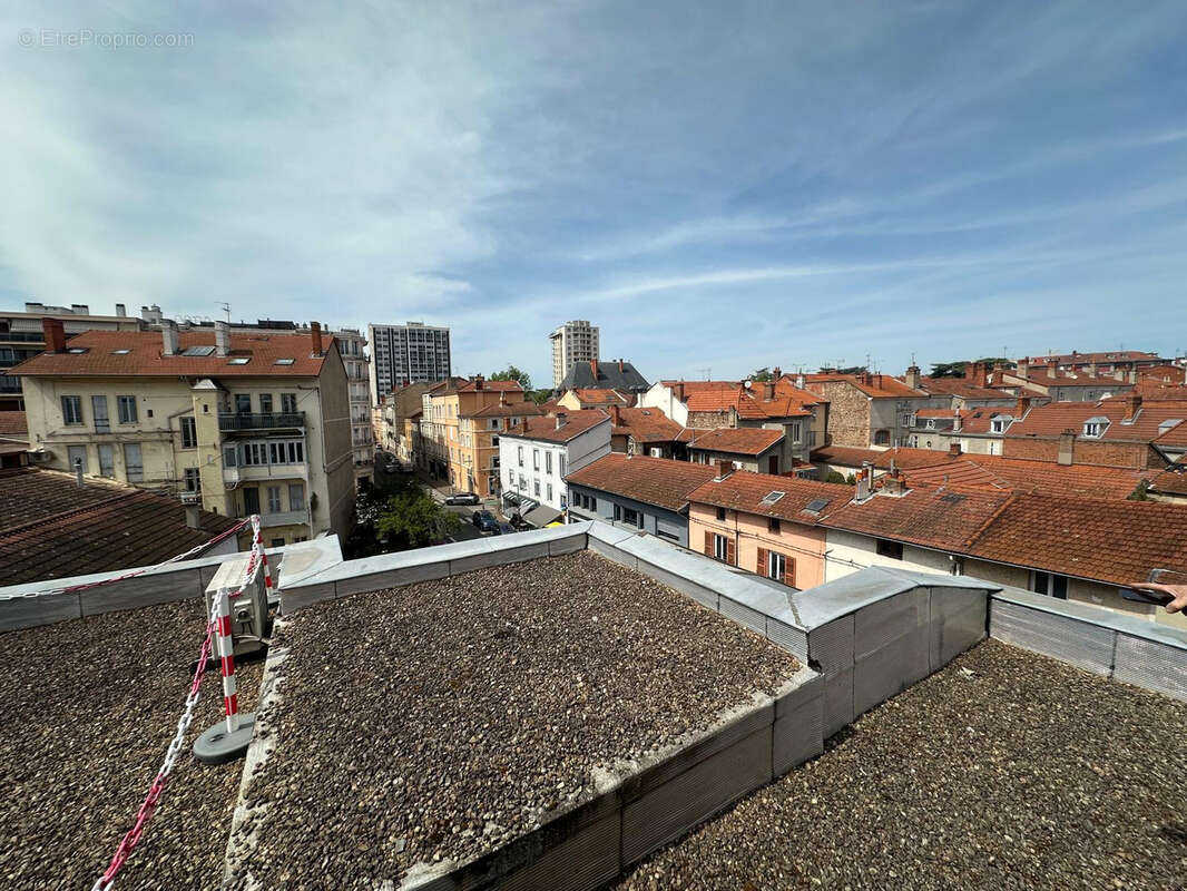 Appartement 80 M2 avec une terrasse de 133 M2 - cave - garage - photo 5