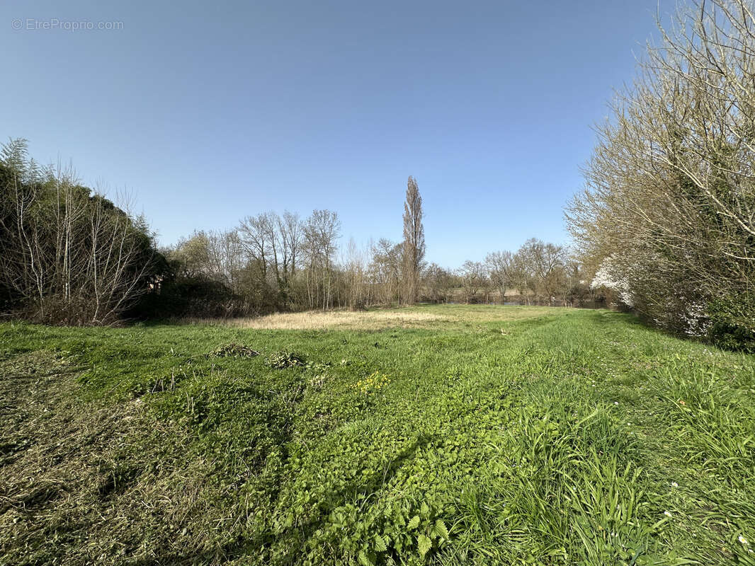 Terrain à SAINT-AIGULIN