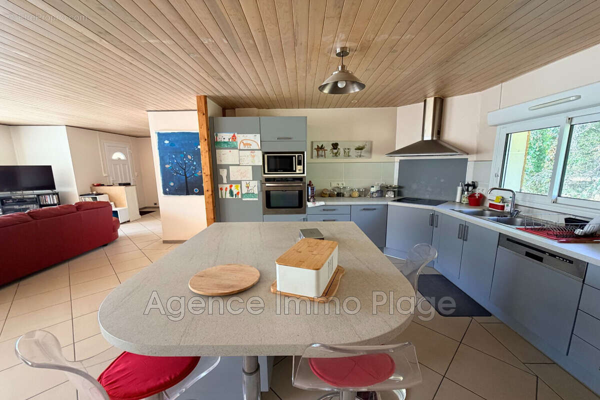 Maison 220 m² à Saint-Vivien-De-Medoc  - photo 6