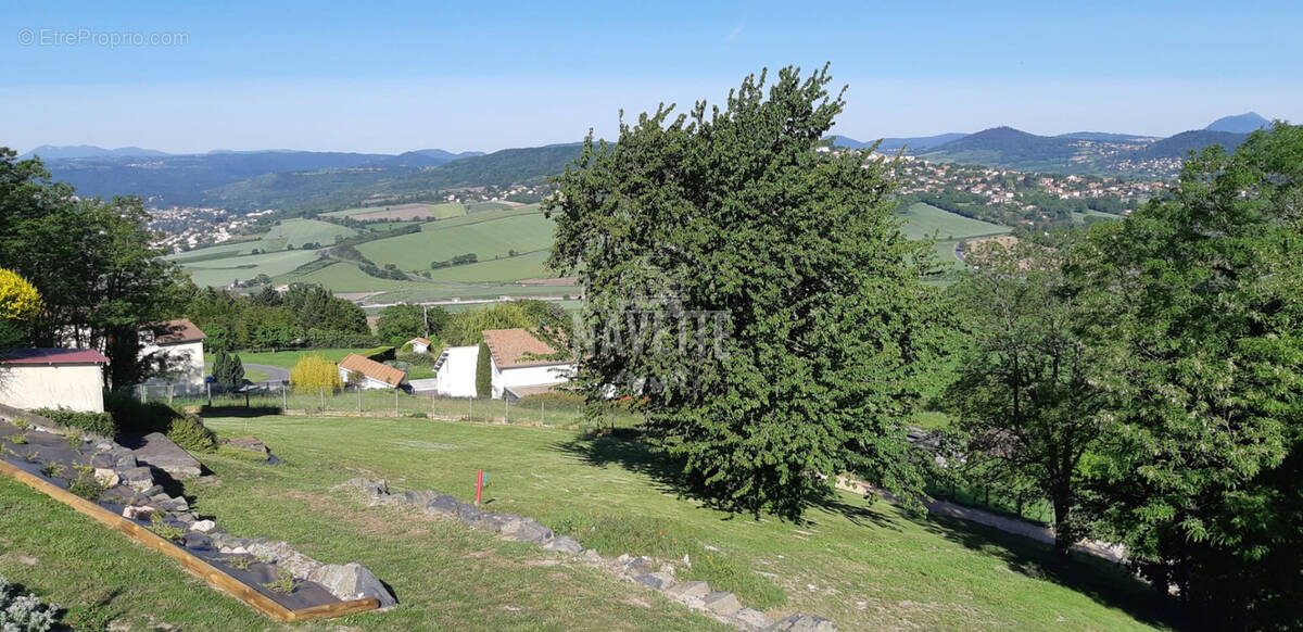 Terrain à VEYRE-MONTON
