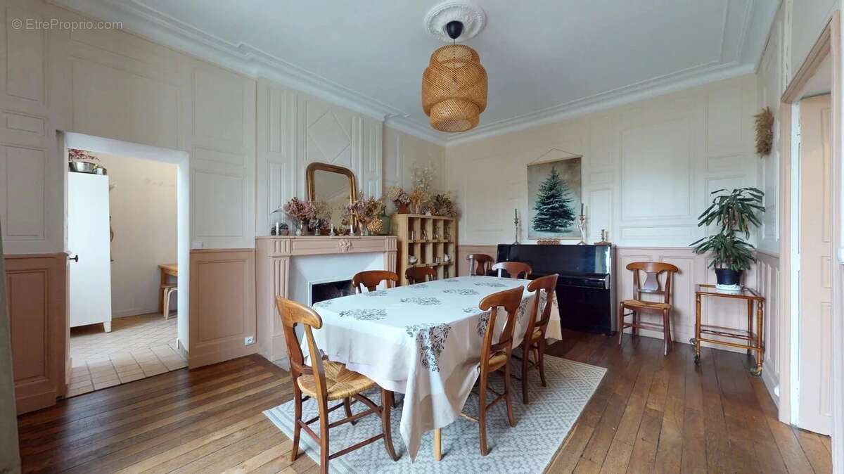 Maison à DAMPIERRE-EN-YVELINES