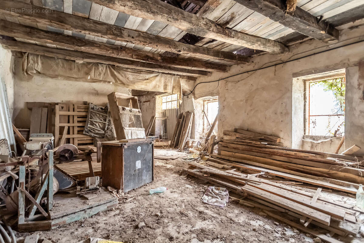 Maison en pierre à renover avec 3 granges - photo 10