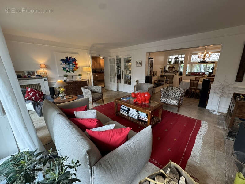 Appartement à MARNES-LA-COQUETTE