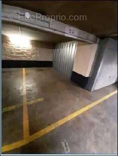 Parking à PARIS-16E