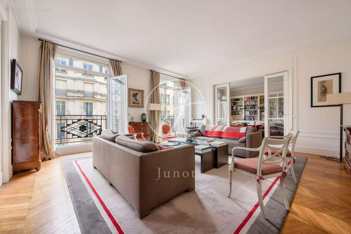 Appartement à PARIS-16E