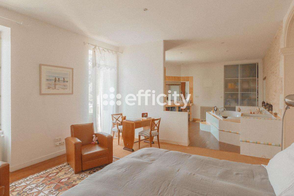 Maison 255 m² à Fontenay-Le-Comte  - photo 6