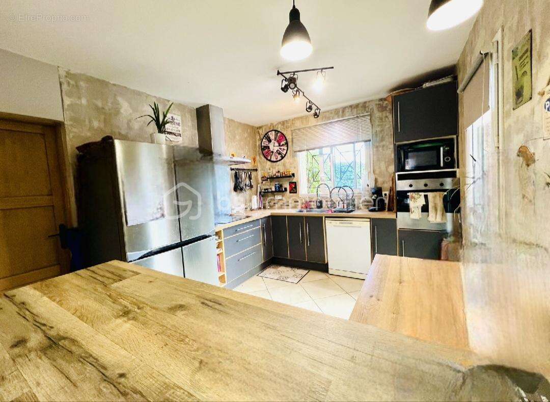 Dans une impasse maison de plain-pied avec 4 chambres et piscine - photo 3
