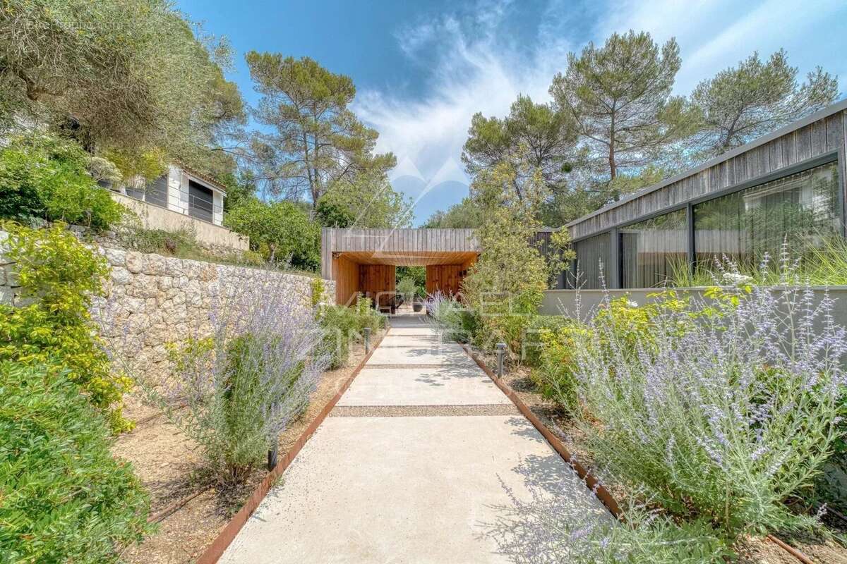 Valbonne - Villa contemporaine au cœur d'un écrin de verdure - photo 11