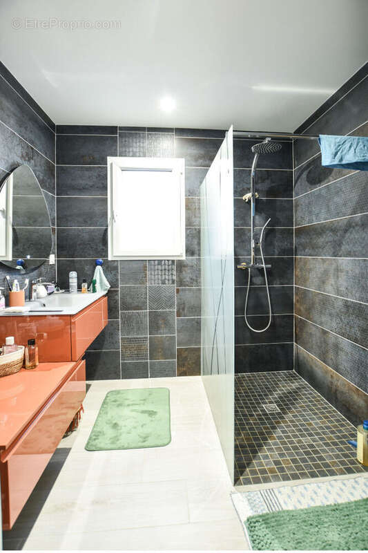 Maison à NEUVELLE-LES-CROMARY