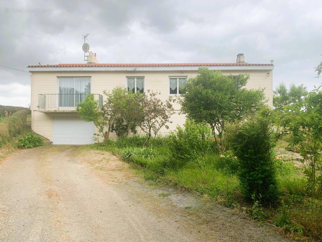 Maison à SAINT-MACAIRE-EN-MAUGES