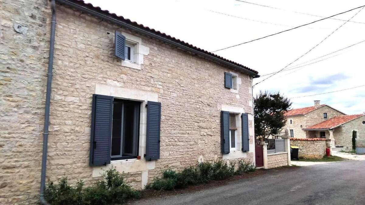 OVERVIEW - Maison à COULGENS