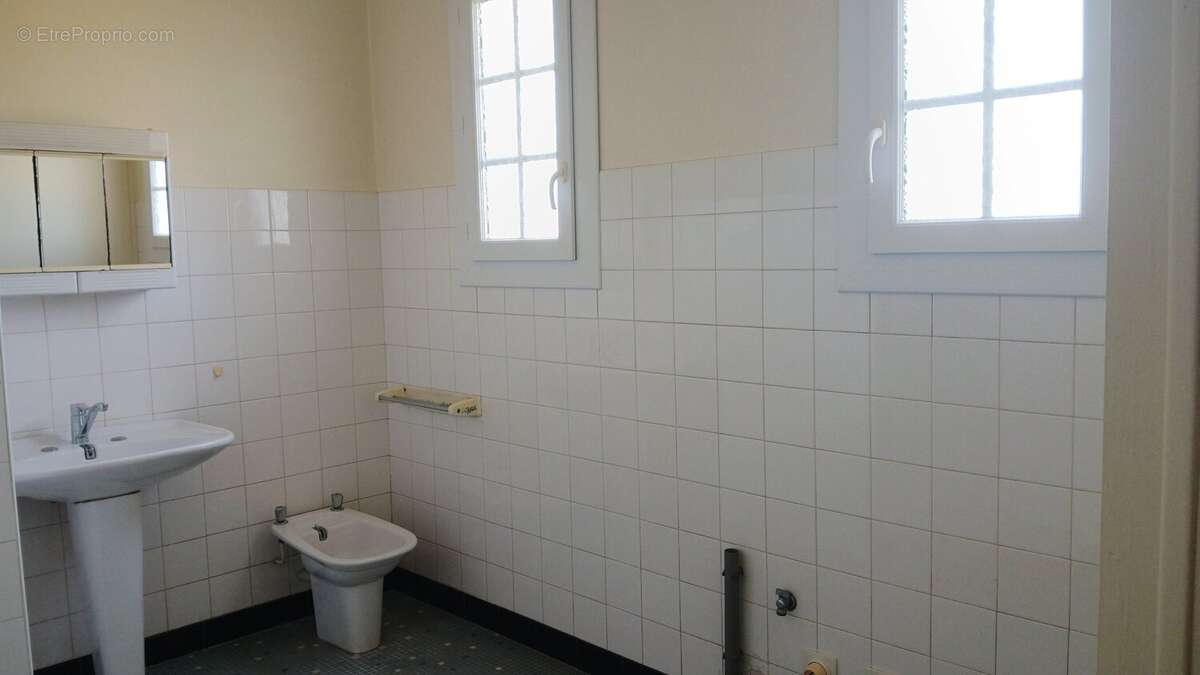 Maison 135 m² à Villebois-Lavalette  - photo 5