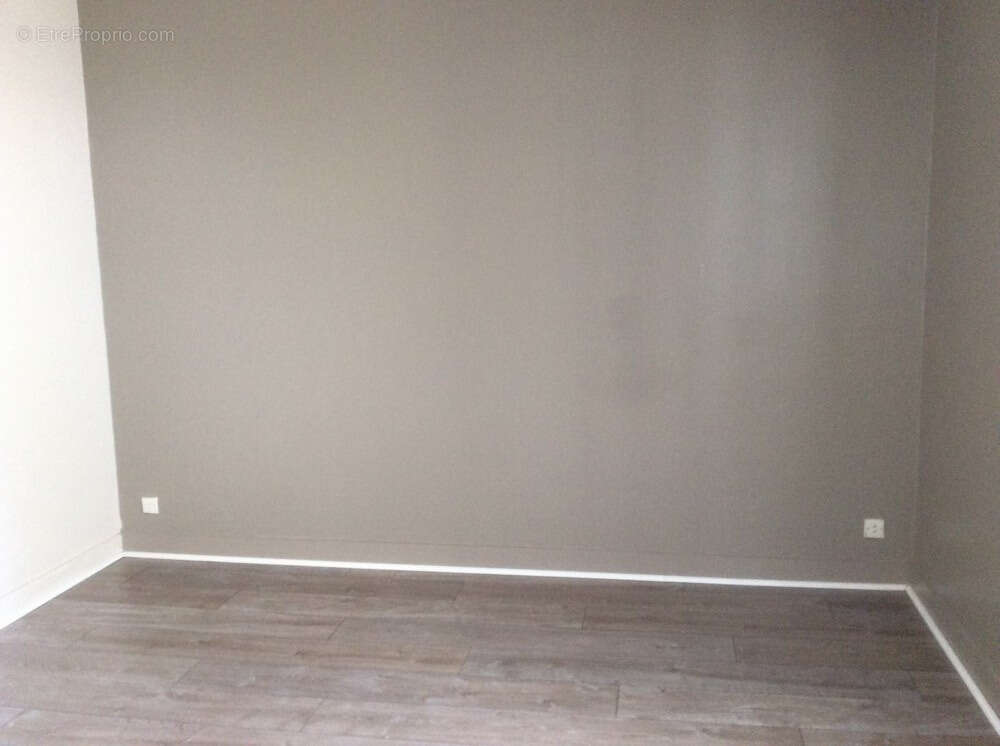 Commerce à BEAUMONT-EN-VERON