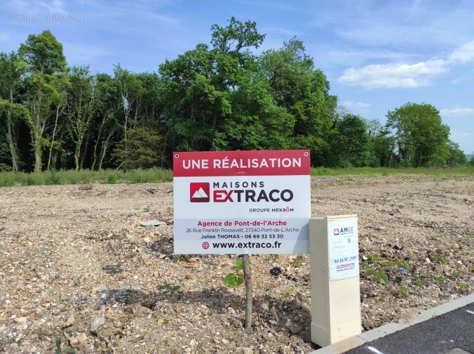 Terrain à SAINT-ETIENNE-DU-VAUVRAY