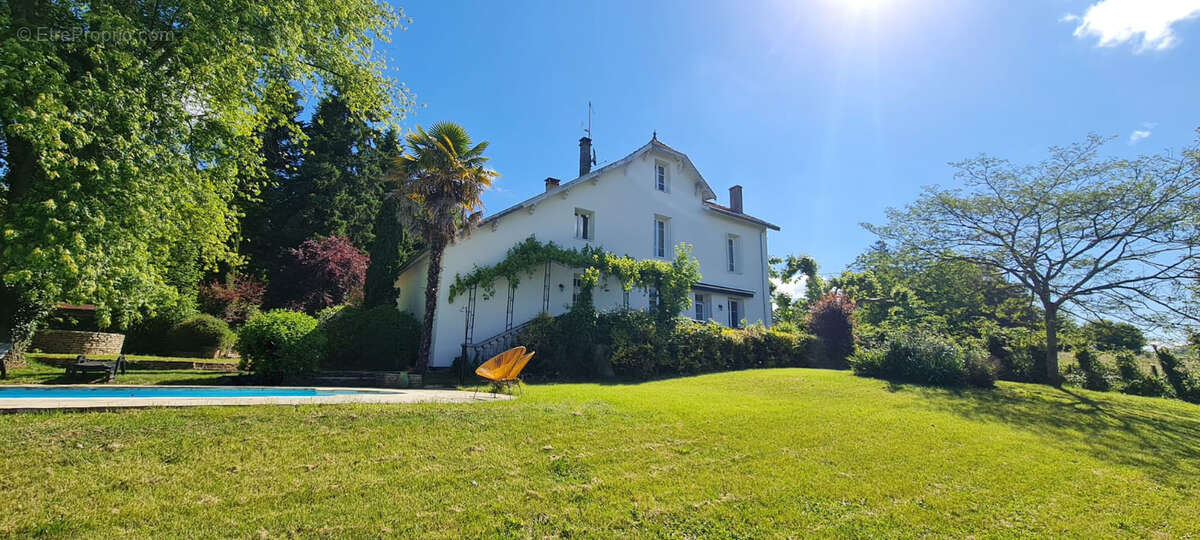 DEMEURE DE CHARME 180 m2 - grand garage - piscine - parc - photo 9