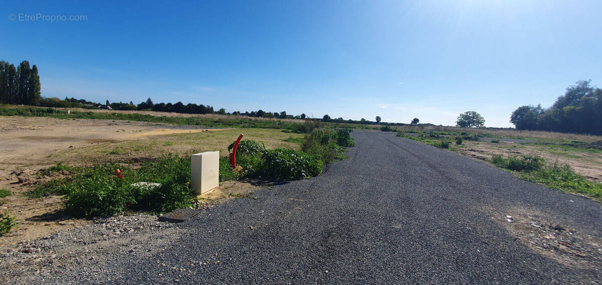Terrain à LA MENITRE
