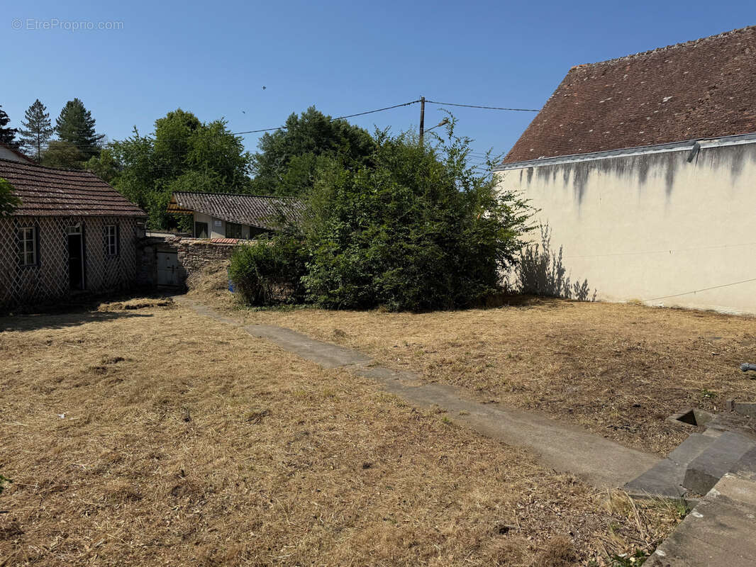 Auv 1227 : Maison de bourg à rénover, jardin, garages et grange - photo 86