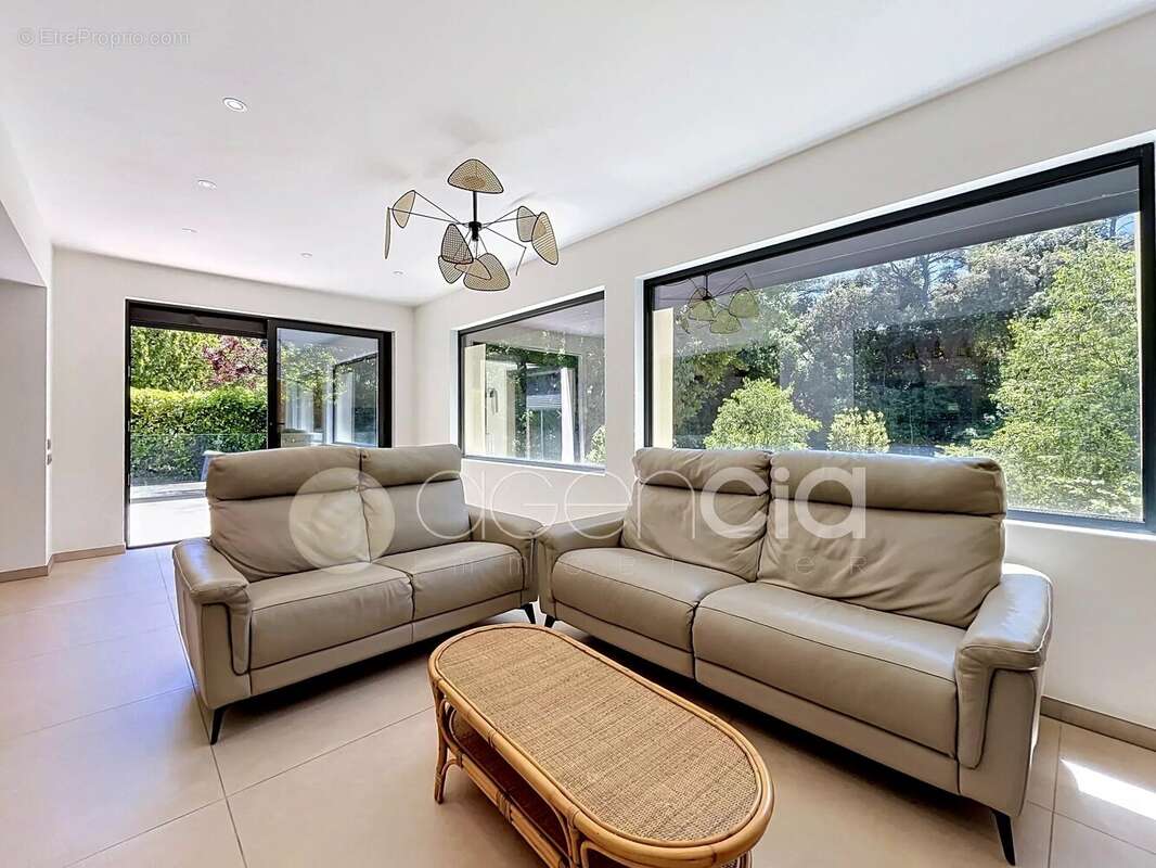 Mougins - Maison avec jardin sur terrain de 2186m2 - photo 11