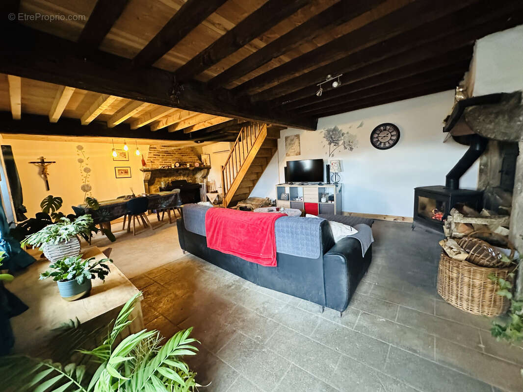Maison à SAINT-VICTOR-MONTVIANEIX