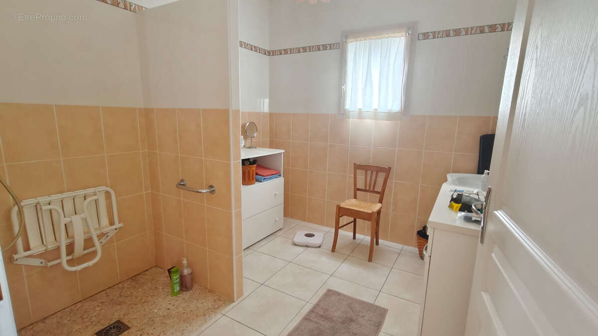 Villa rénovée avec goût sur 960 m2 de terrain   4 chambres   Aucun travaux à prévoir - photo 12