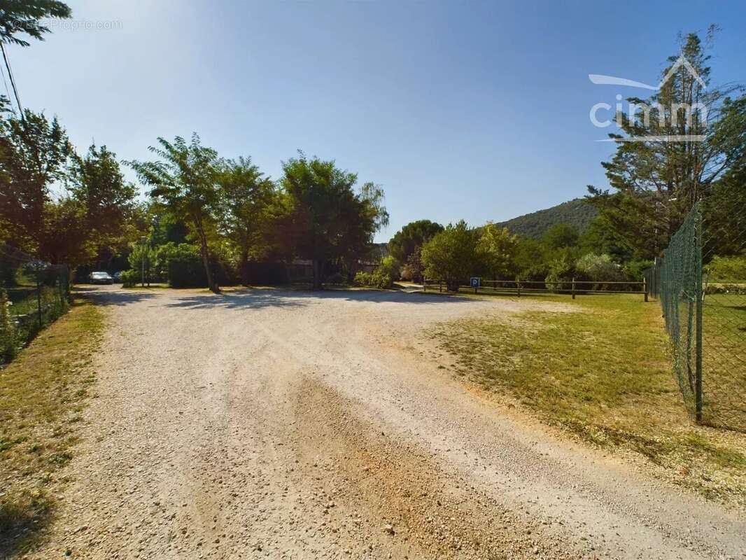 Commerce à SAINT-PAUL-LE-JEUNE