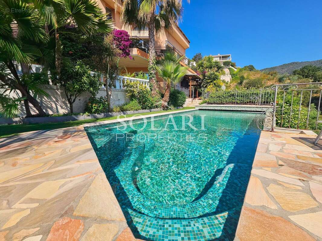 Villa avec piscine et vue panoramique sur la mer et les montagnes - photo 4