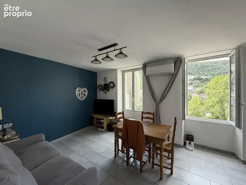 Saint-Claude, proche centre-ville - Maison de ville traversante - photo 2