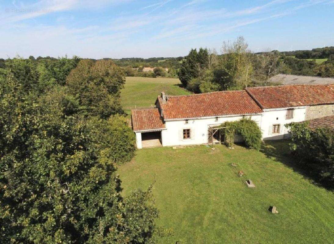 Maison 108 m² à Champagne-Mouton  - photo 2