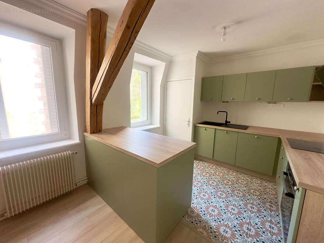 Appartement T4, 82 m2 rénové en dernier étage - photo 2