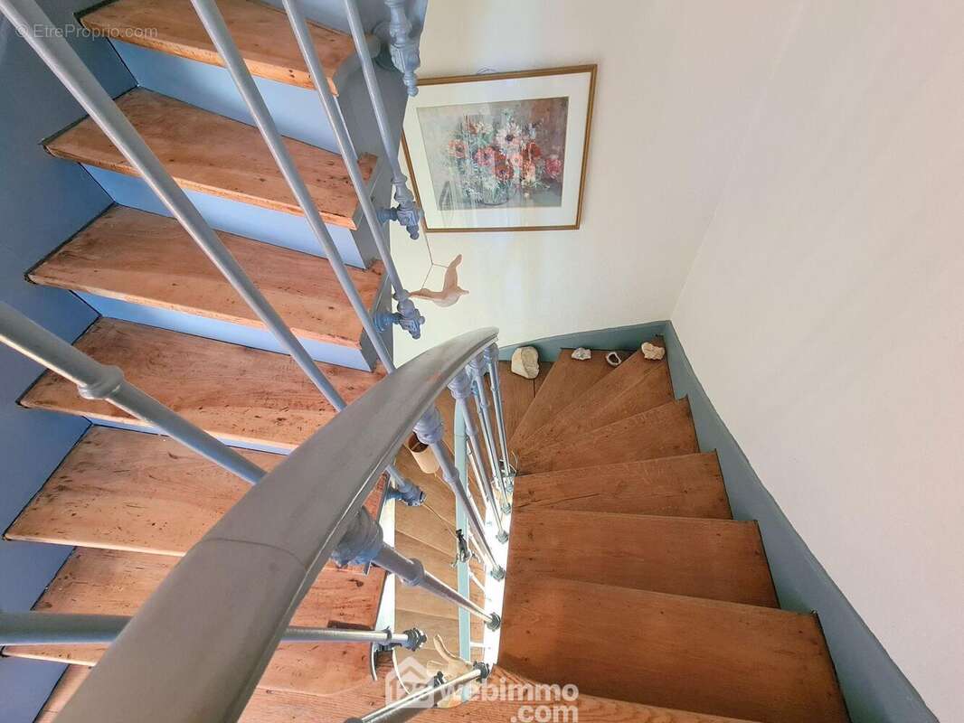 Maintenant direction le 1er étage. - Maison à MILLY-LA-FORET
