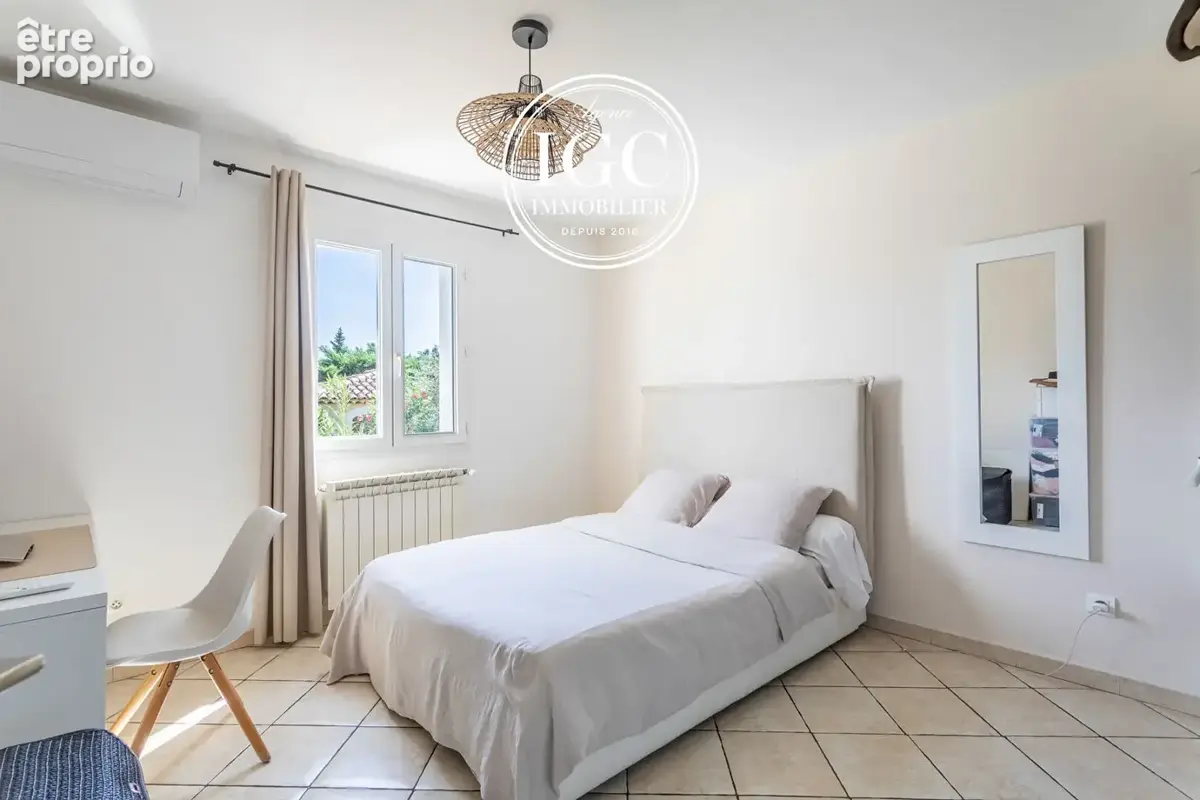 La Fare-les-Oliviers  Villa de 185 m² sur 1550 m² de terrain avec piscine - photo 15