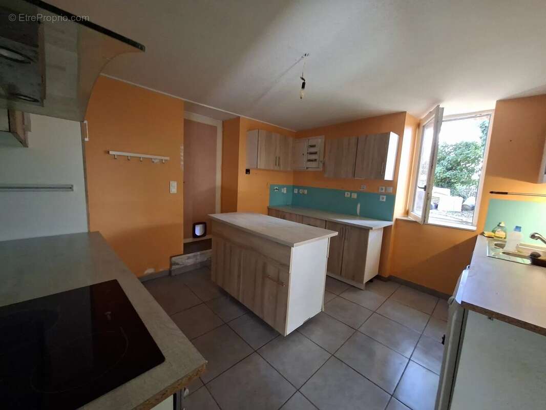 Maison en pierre avec jardin, terrasse et dépendances - photo 5