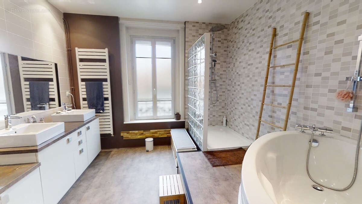 Appartement à LE CHAMBON-FEUGEROLLES