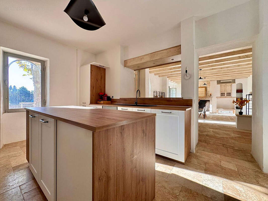 Mas de 400 m² entièrement restauré avec piscine sur 6 000 m² de jardin. - photo 7
