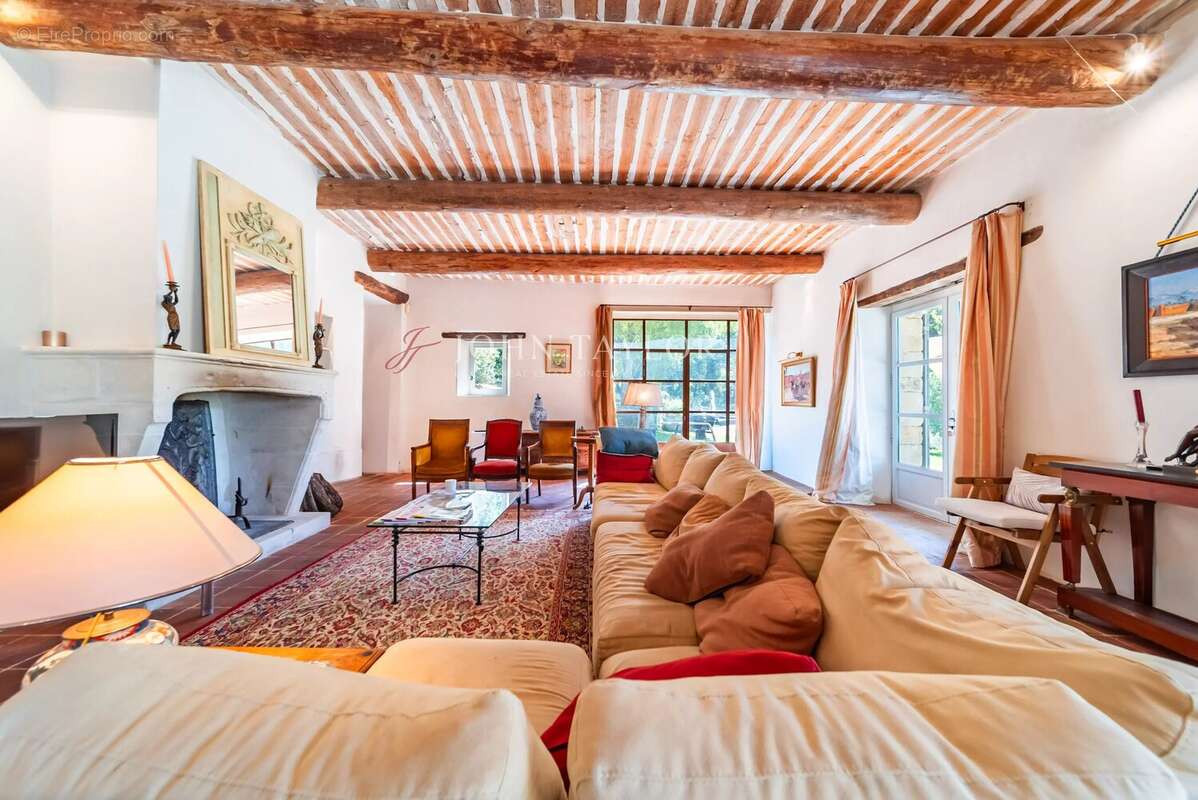 Mas en Pierre d'Exception à Vendre à Ménerbes : Charme Provençal et Piscine Chauffée - photo 8