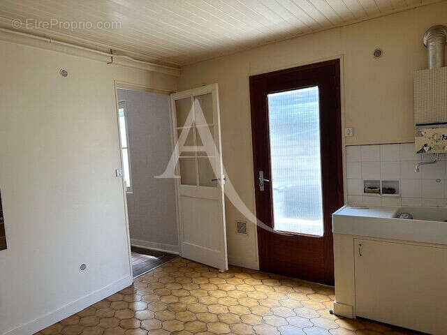 Rochefort, maison de faubourg  avec cour  sans vis a vis ? exclusivité ! - photo 11