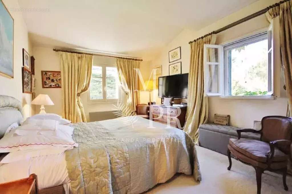 Maison à CHATEAUNEUF-GRASSE