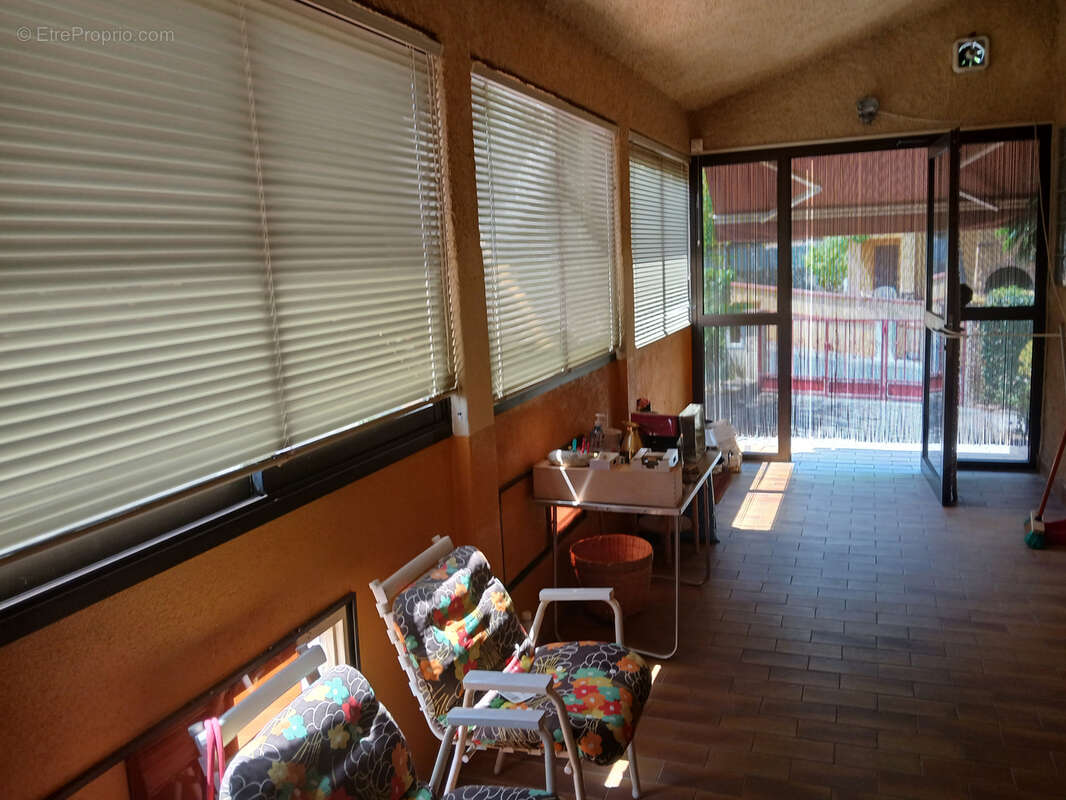 Villa sur 3 faces , 3 niveaux, 5 chambres , 2 bains, jardin , garage et parking. - photo 15