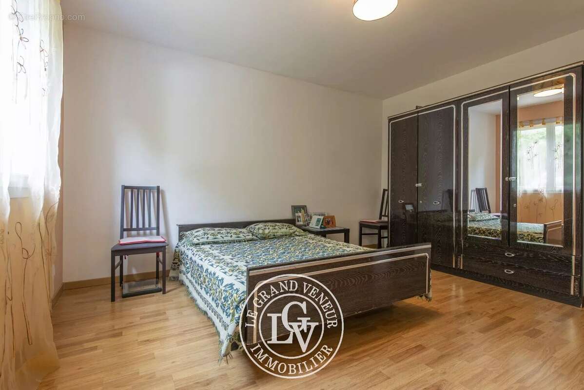 Maison à VENEUX-LES-SABLONS